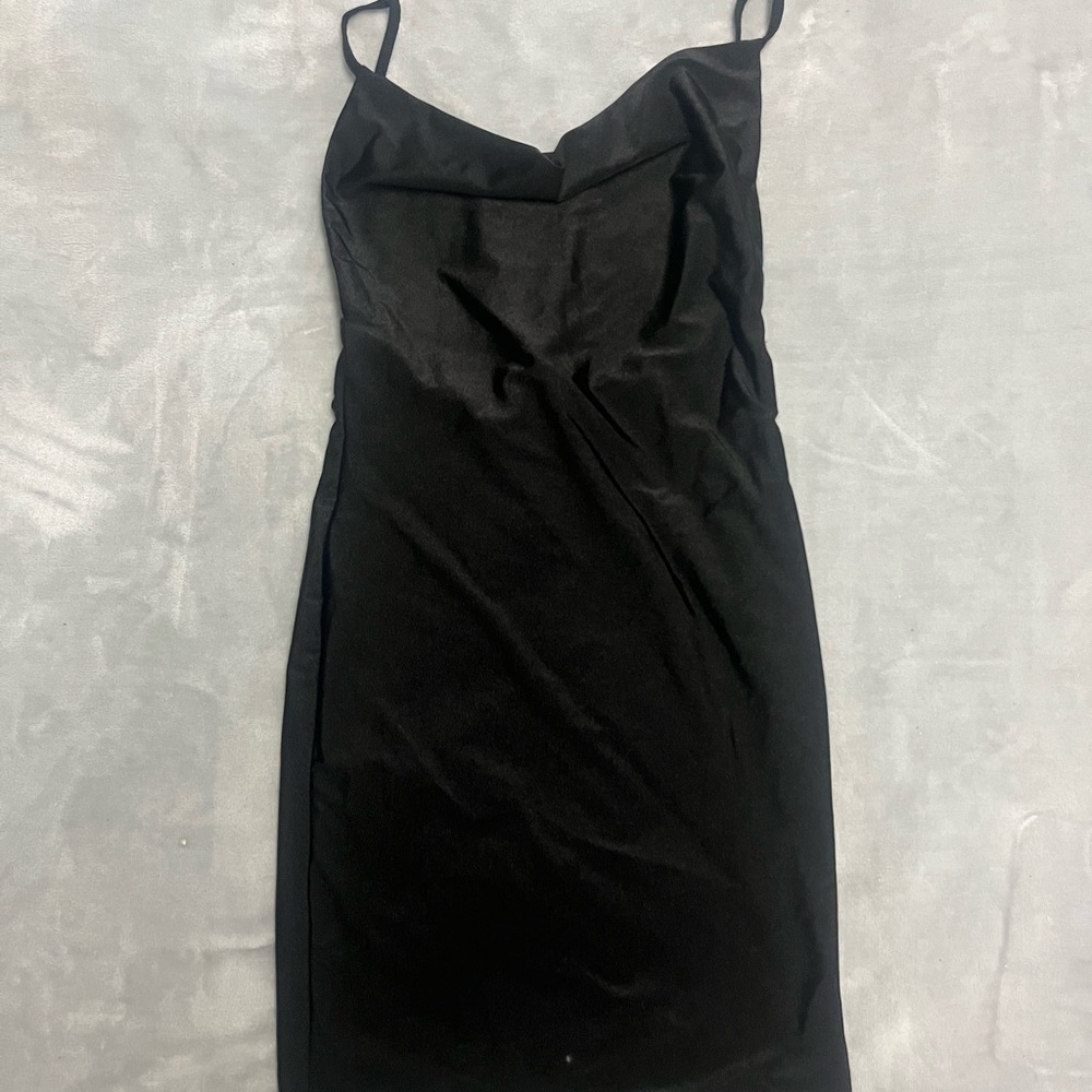 Elegant Black Dress - Picture 1 of 3